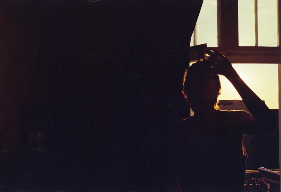 Die dunkle Silhouette einer Person vor einem hellen Fenster.