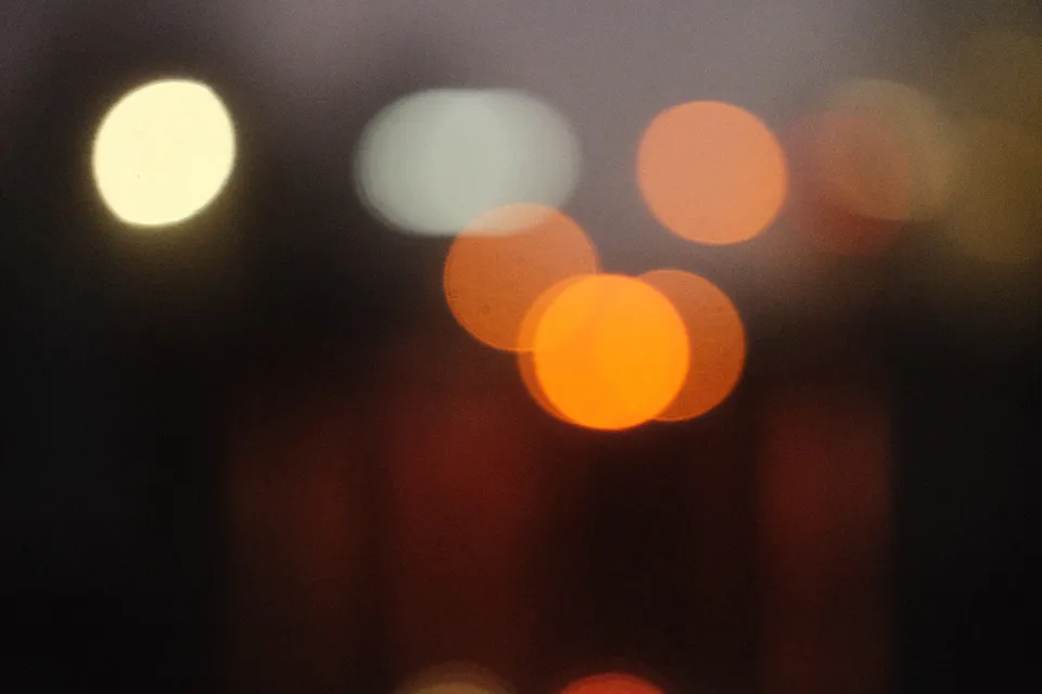 Ausgezeichnete Lichtpunkte in Gelb-, Orange- und Weißtönen vor einem dunklen Hintergrund.